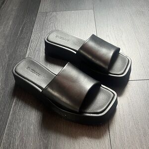 SVEGAN black, vegan leather platform sandal with a square toe and a 2 inch heel